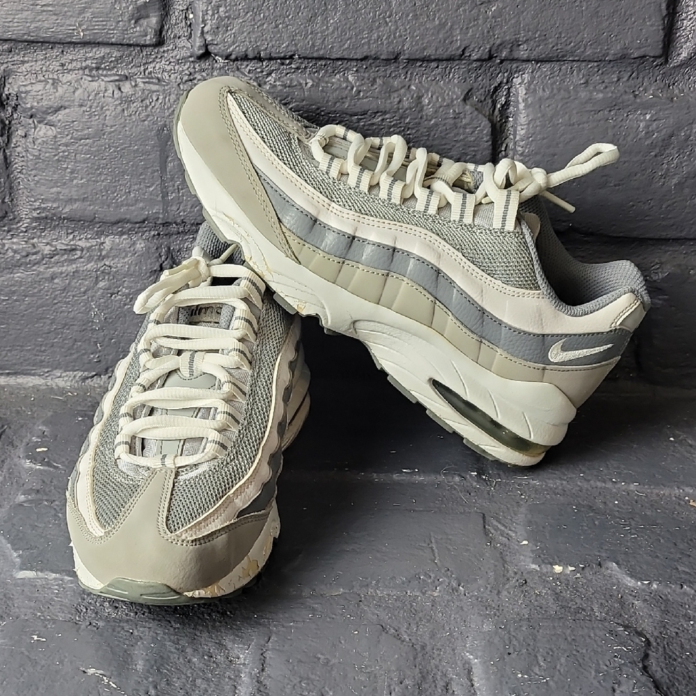 Nike Air Max 95 in Gray and White